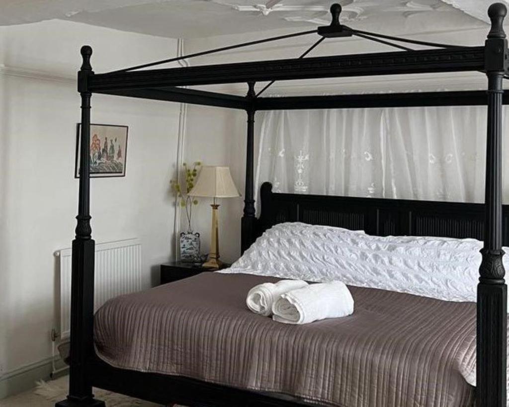 The Totnes Guest House. Upstairs At Zappa'S Eksteriør billede